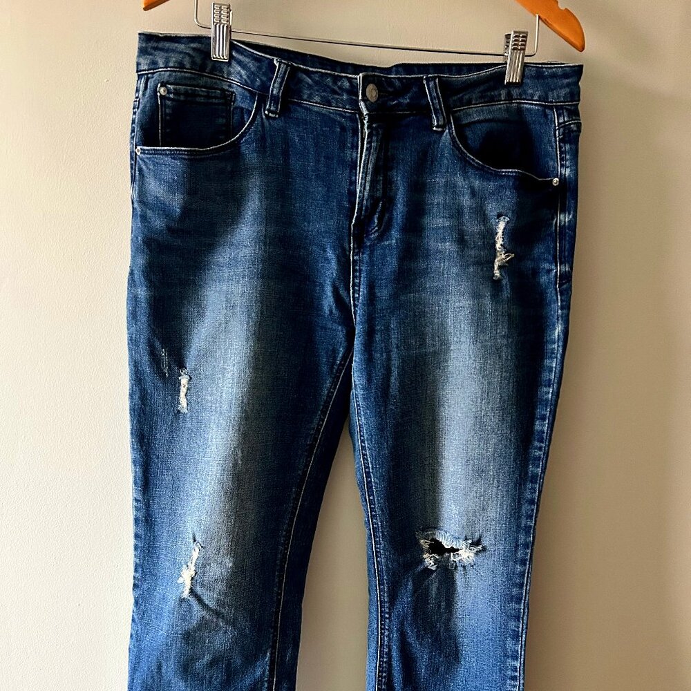 Kenzie Jeans Cropped, straight leg raw hem, distressed. Sz 12/31